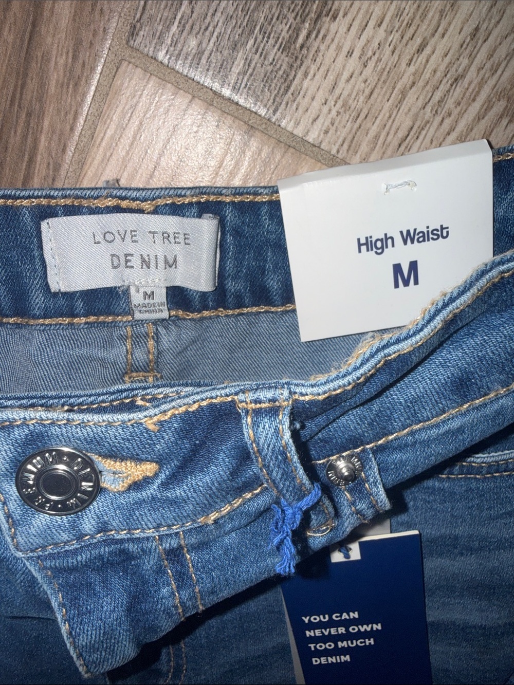 High-Rise Frayed Hem Denim Shorts BNWT M - Picture 3 of 3